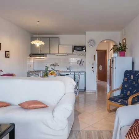 1 Bedroom Beautiful In Apartment